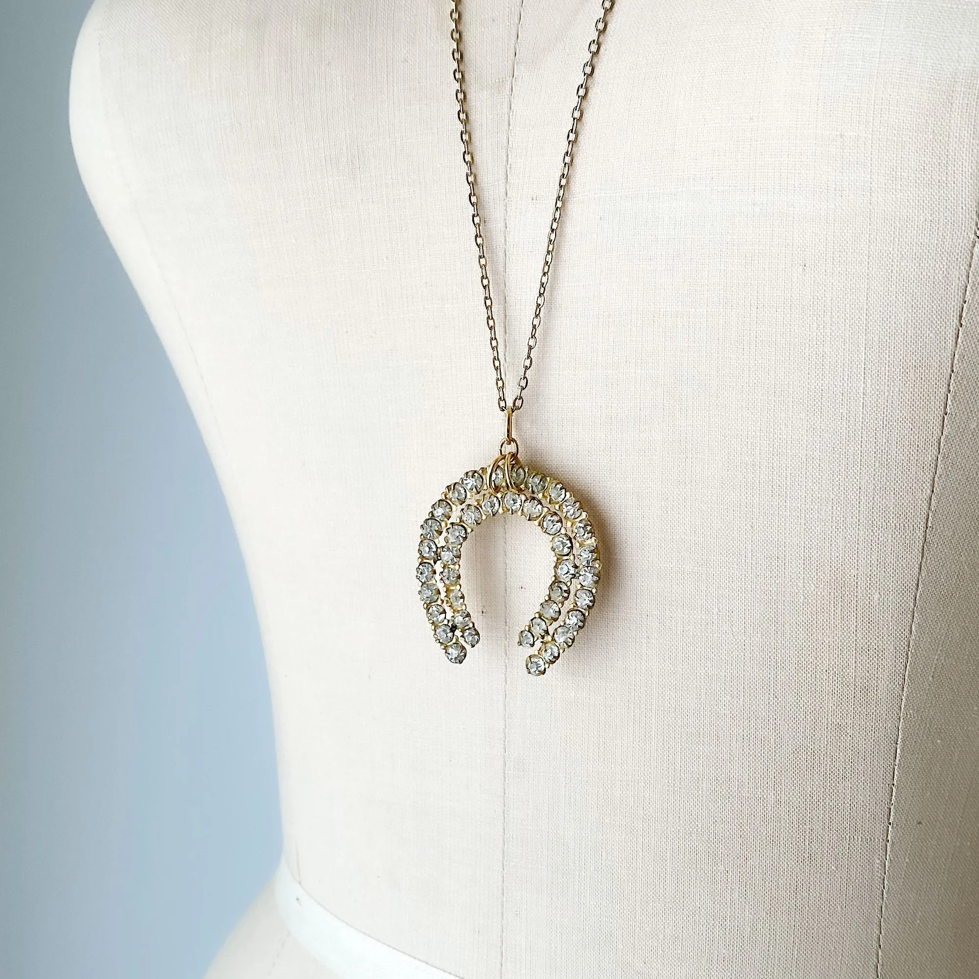 COLLIN vintage horseshoe pendant necklace