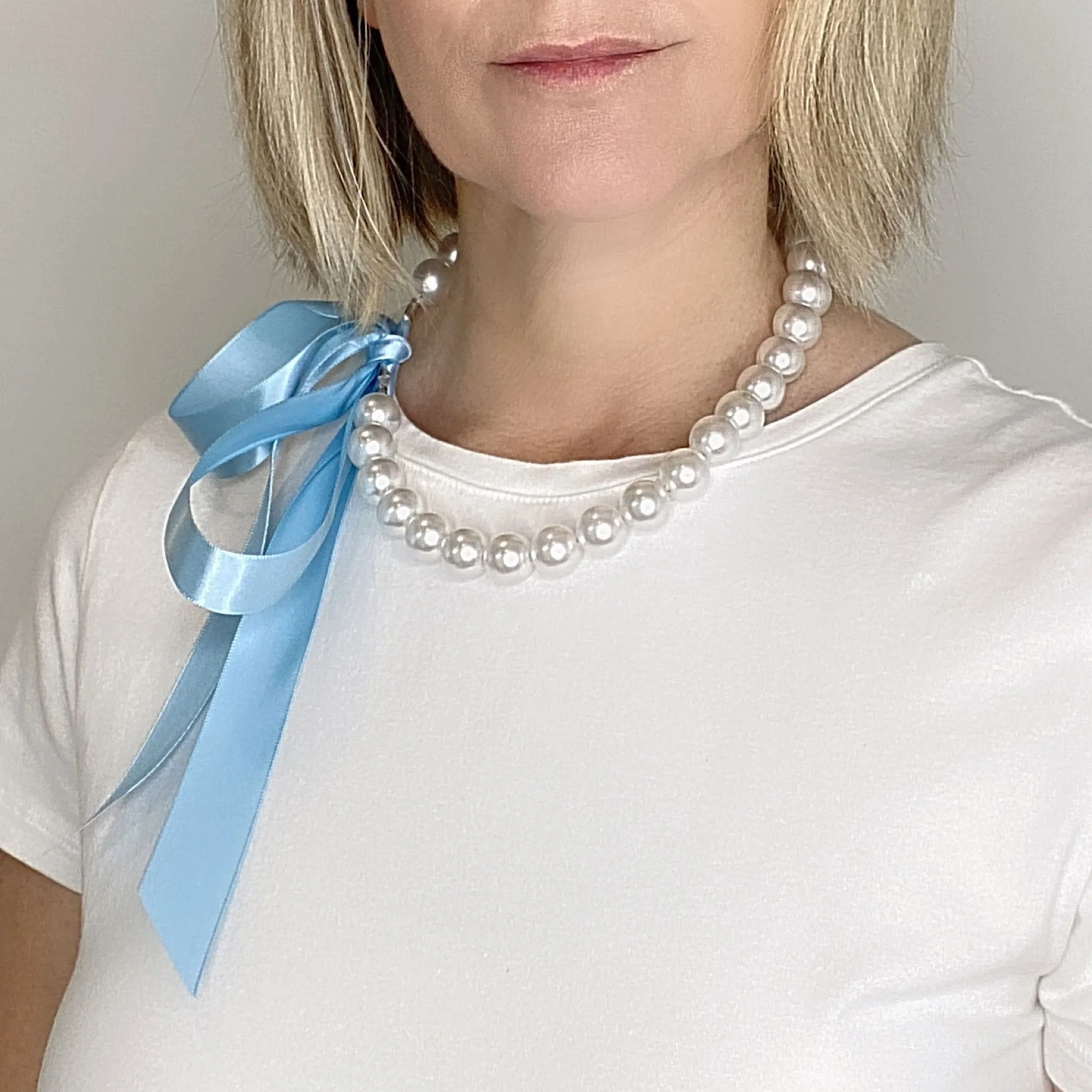 DOTTY light blue ribbon pearl necklace