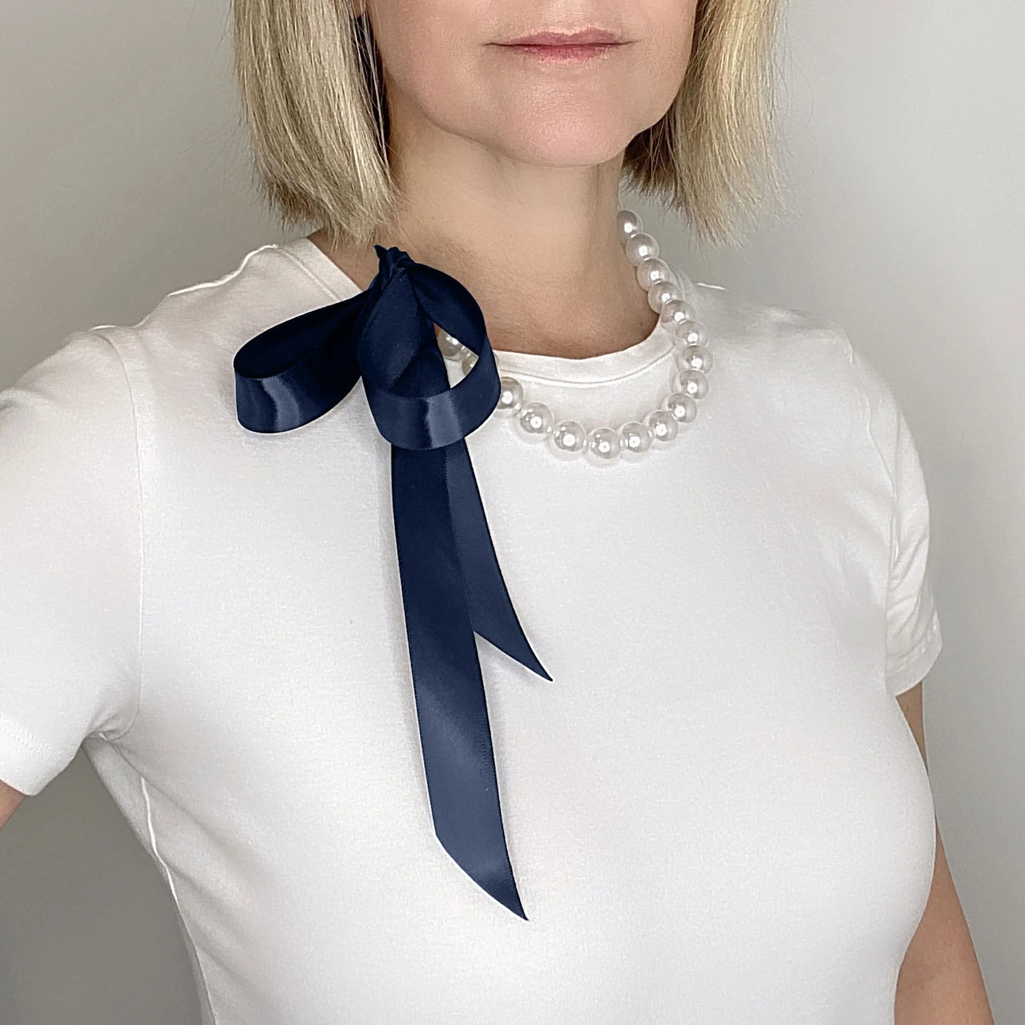 DOTTY navy blue ribbon pearl necklace