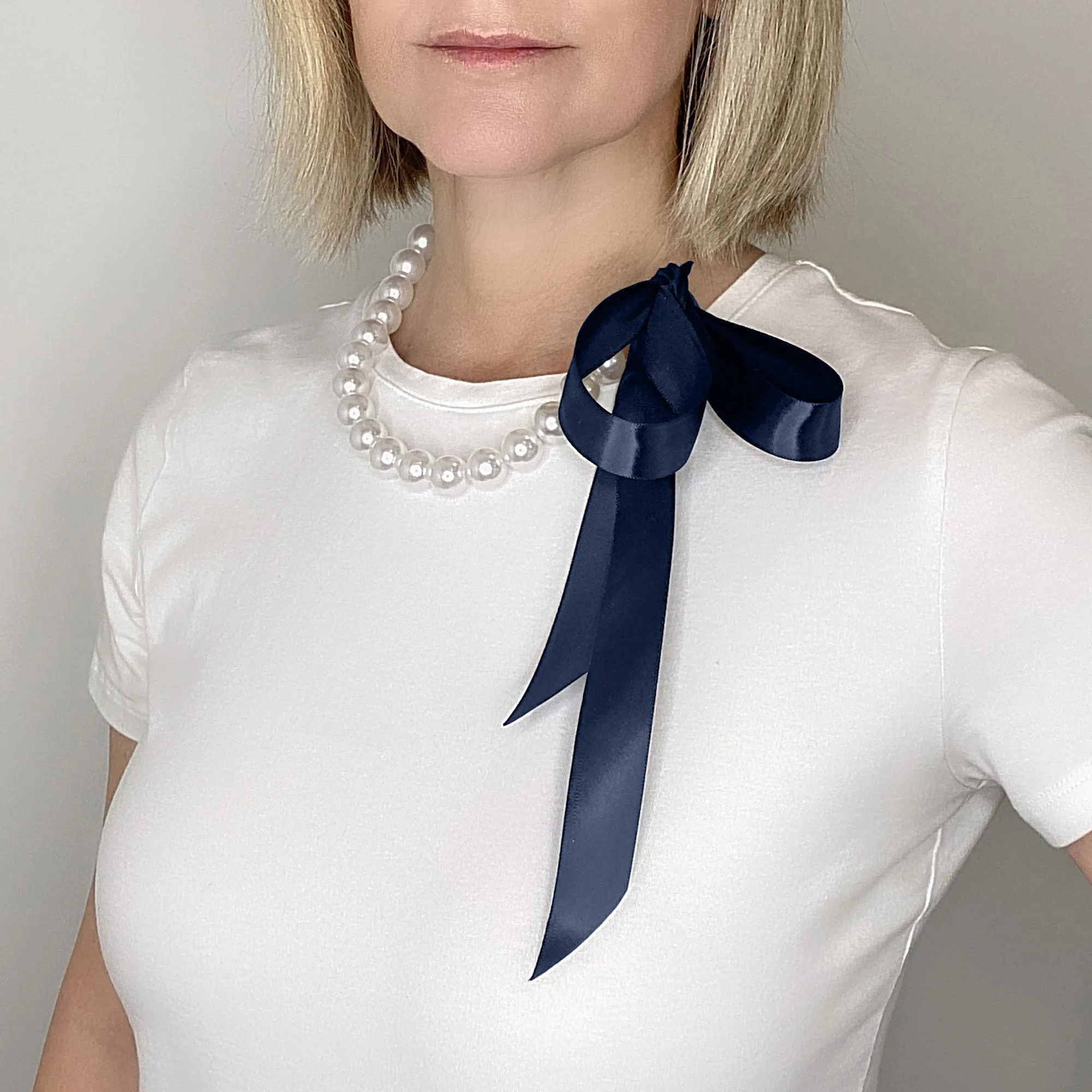 DOTTY navy blue ribbon pearl necklace