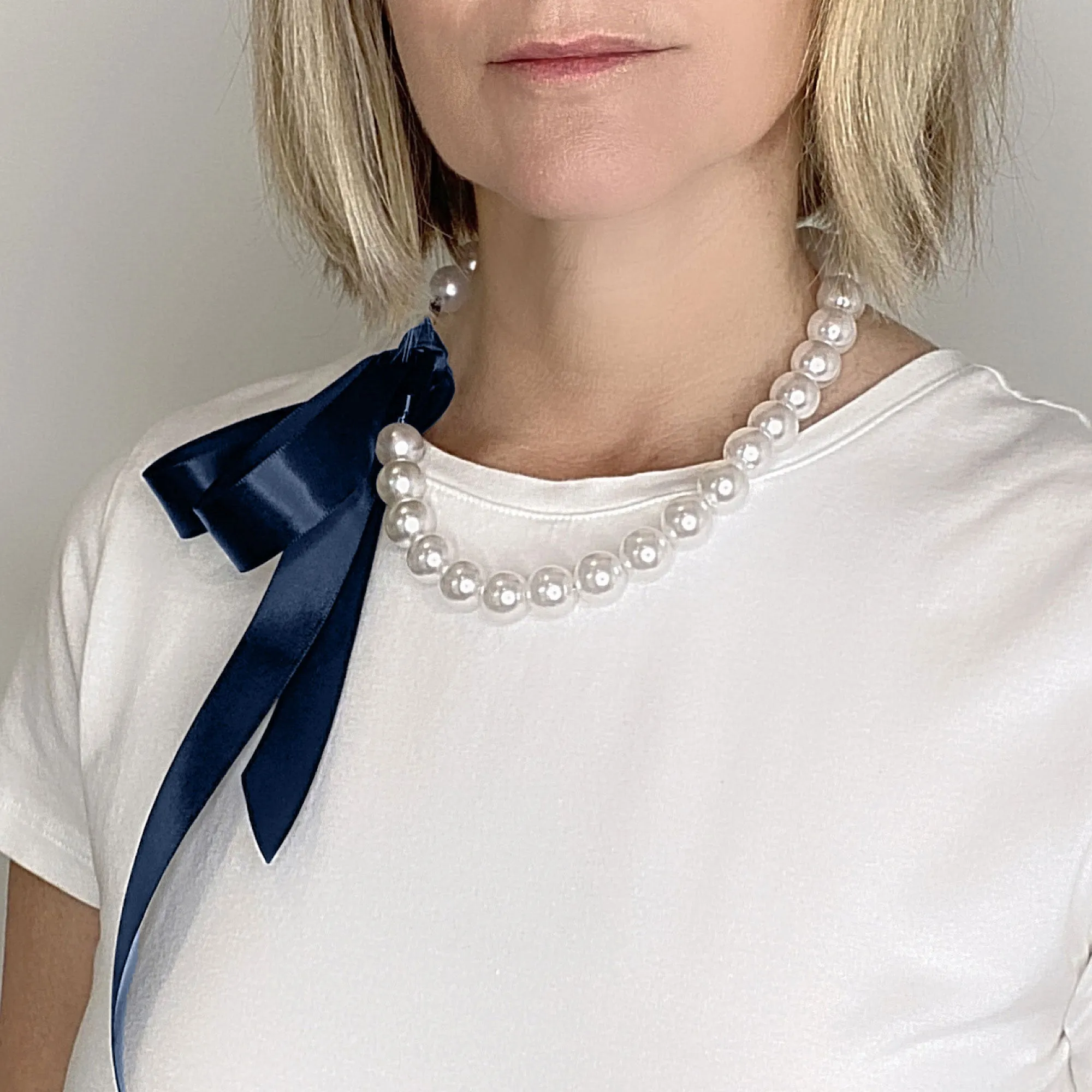 DOTTY navy blue ribbon pearl necklace