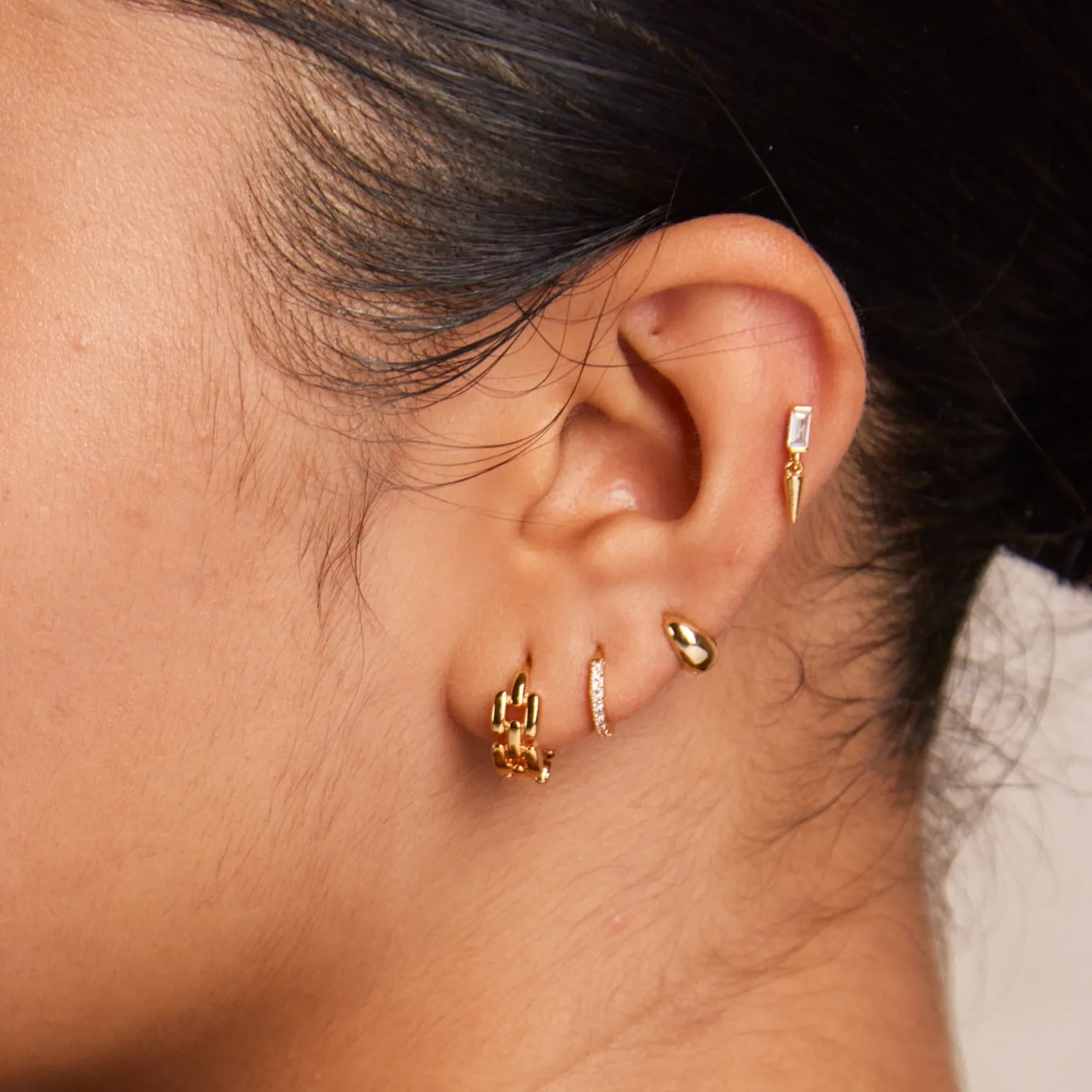 Heritage Chain Huggie Hoop Earrings - Gold