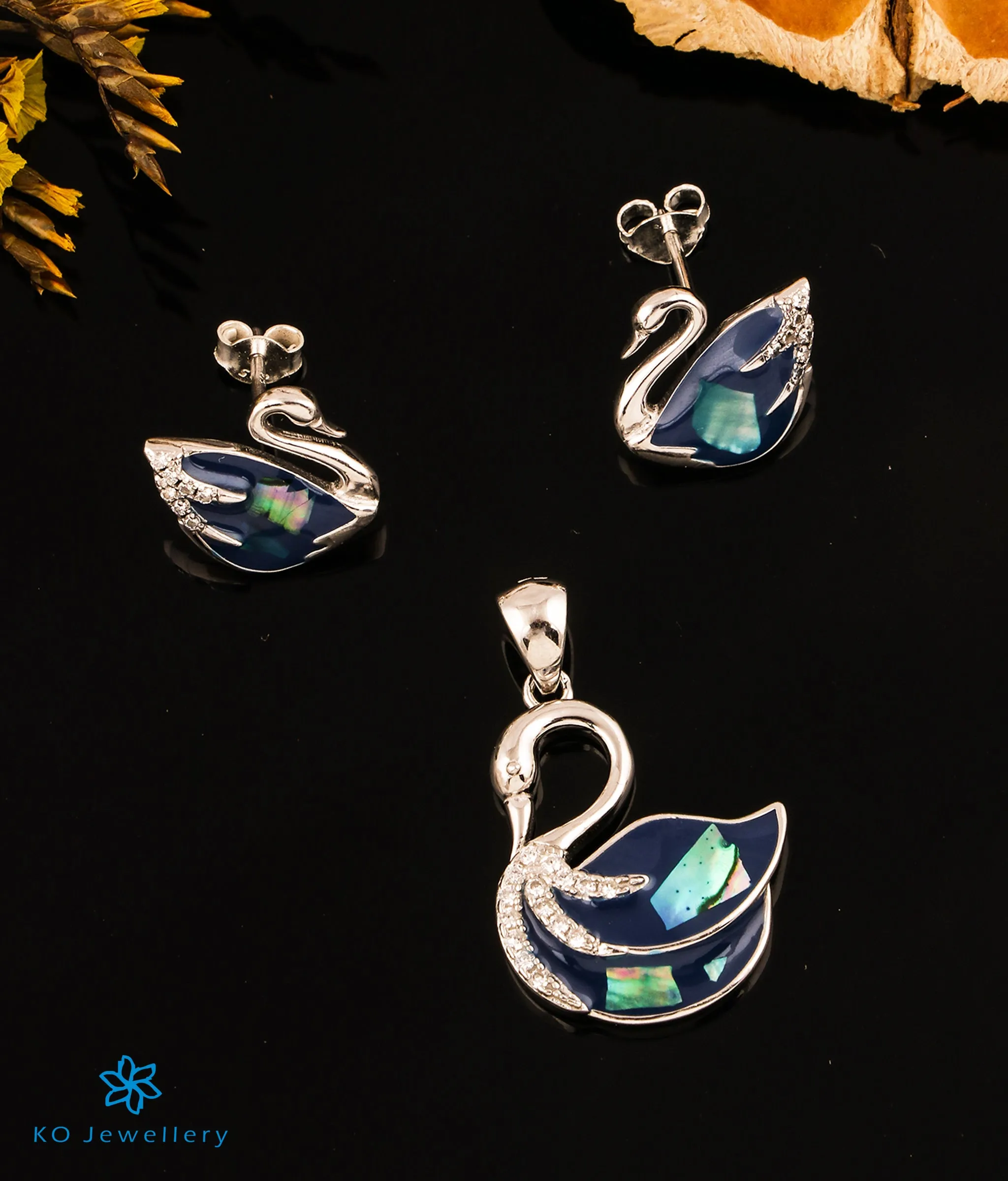 The Elegant Swan Silver Pendant Set (blue)